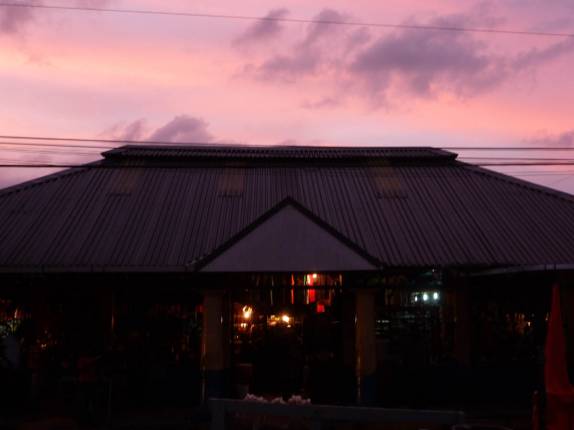 Céu de fim de tarde sobre o Mercado de Port Antonio, no nordeste da Jamaica