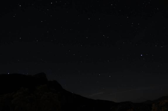 Céu estrelado e Pico do Papagaio no Vale do Matutu - MG