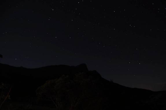 Céu estrelado e Pico do Papagaio no Vale do Matutu - MG