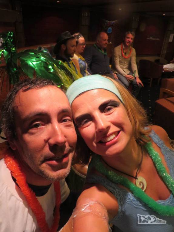 Curtindo a festa da fantasia a bordo do Sea Spirit, deixando a Geórgia do Sul, a caminho da Antártida Curtindo a festa da fantasia a bordo do Sea Spirit, deixando a Geórgia do Sul, a caminho da Antártida