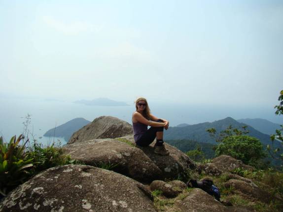 Curtindo a vista maravilhosa do alto do Pico do Papagaio, na Ilha Grande - RJ Curtindo a vista maravilhosa do alto do Pico do Papagaio, na Ilha Grande - RJ