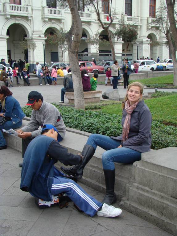 Dando uma geral nas botas, na Plaza San Martin, em Lima, capital do Peru