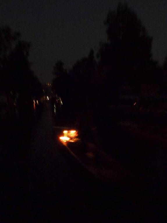 De noite, os barcos carregam velas pelos canais de Xochimilco, na Cidade do México