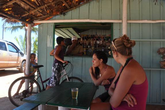 De volta ao boteco do primeiro dia, agora com sol, em Corumbau - BA De volta ao boteco do primeiro dia, agora com sol, em Corumbau - BA