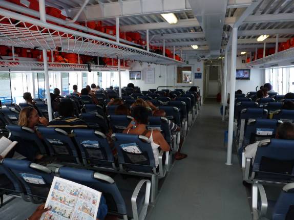 Deck superior do ferry entre Dominica e Martinica
