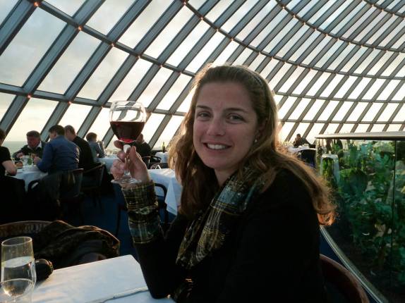 Degustando taça de vinho no Perlan, restaurante giratório de arquitetura moderna em Reykjavik, capital da Islândia