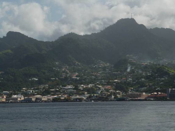 Deixando para trás Kingstown, a capital de São Vicente, no Caribe Deixando para trás Kingstown, a capital de São Vicente, no Caribe