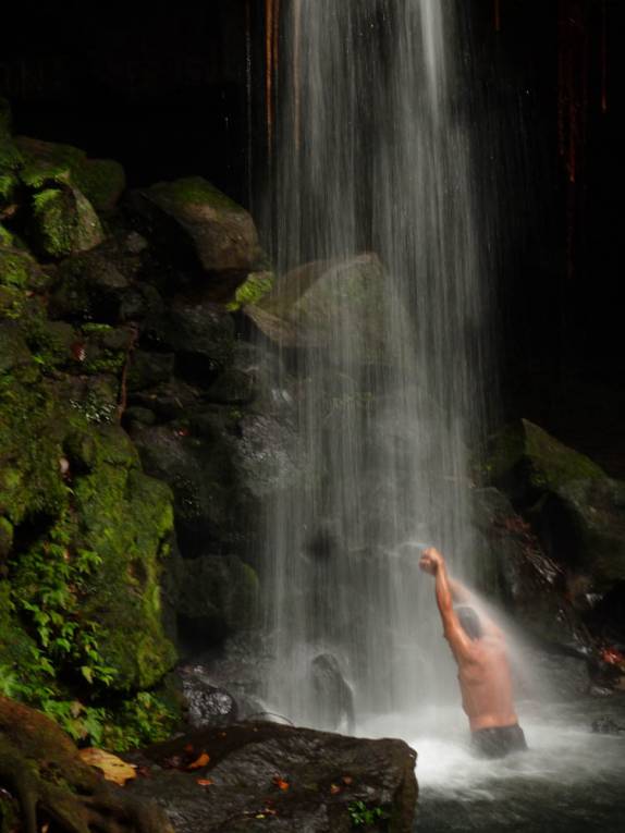 Delicioso banho de cachoeira na Emerald Pool, no Trois Pitons National Park, em Dominica