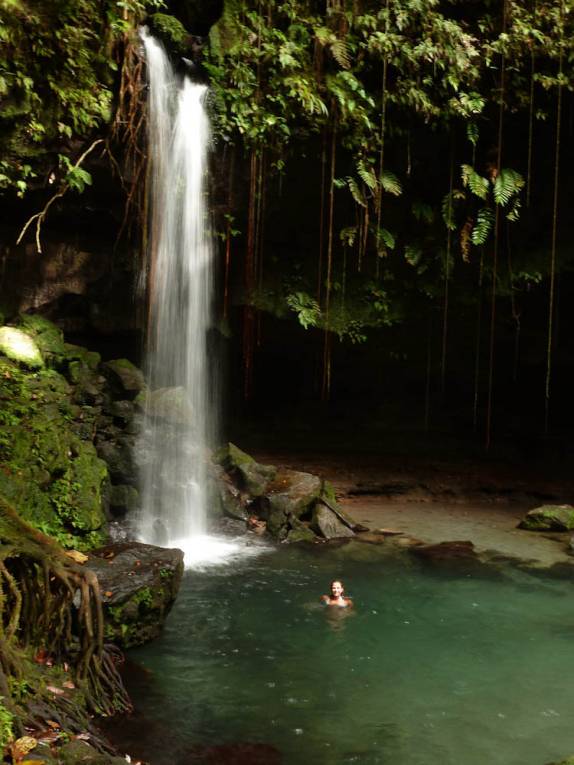 Delicioso banho de cachoeira na Emerald Pool, no Trois Pitons National Park, em Dominica