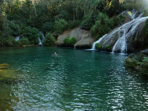 Delicioso banho num dos poços da Cascata del Nicho, próxima à Cienfuegos, em Cuba Delicioso banho num dos poços da Cascata del Nicho, próxima à Cienfuegos, em Cuba