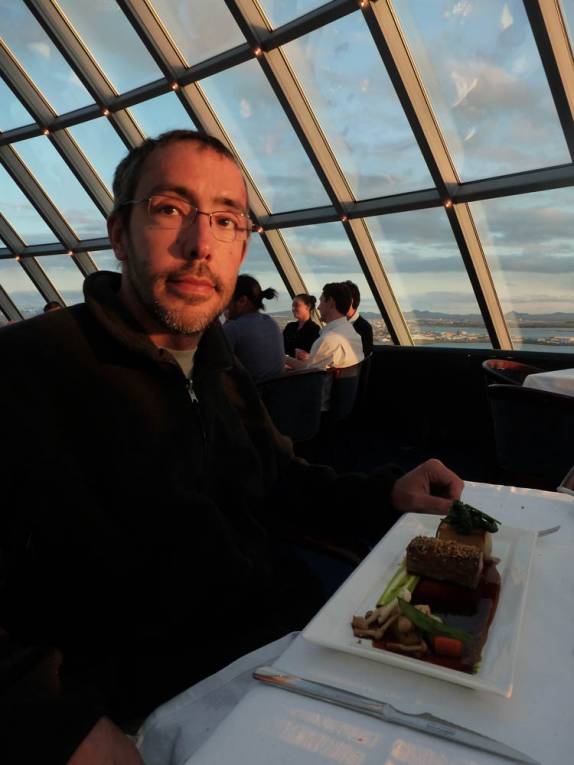 Delicioso jantar no Perlan, restaurante giratório de arquitetura moderna em Reykjavik, capital da Islândia