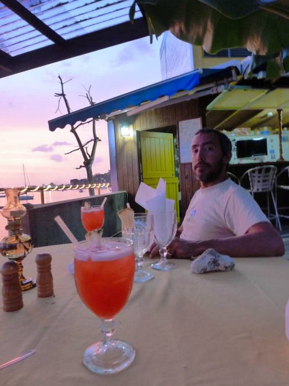 Delicioso Rum Punch para se despedir de Dominica, no Caribe