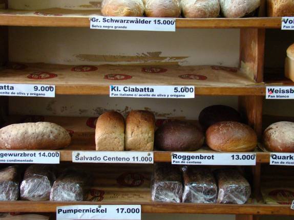 Deliciosos pães em padaria alemã, em Asunción - Paraguai Deliciosos pães em padaria alemã, em Asunción - Paraguai