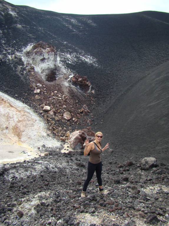 Dentro da cratera do vulcão Cerro Negro, com a imagem do monstro enterrado, ao fundo (próximo à León, na Nicarágua) Dentro da cratera do vulcão Cerro Negro, com a imagem do monstro enterrado, ao fundo (próximo à León, na Nicarágua)