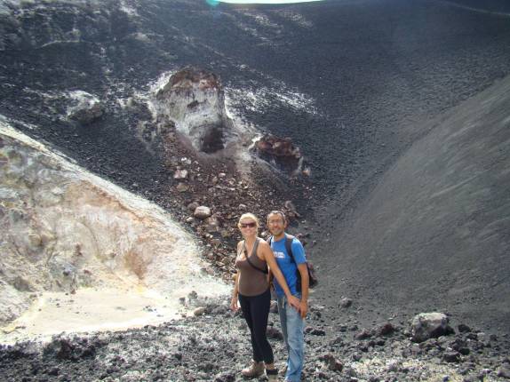 Dentro da cratera do vulcão Cerro Negro, com a imagem do monstro enterrado, ao fundo (próximo à León, na Nicarágua)