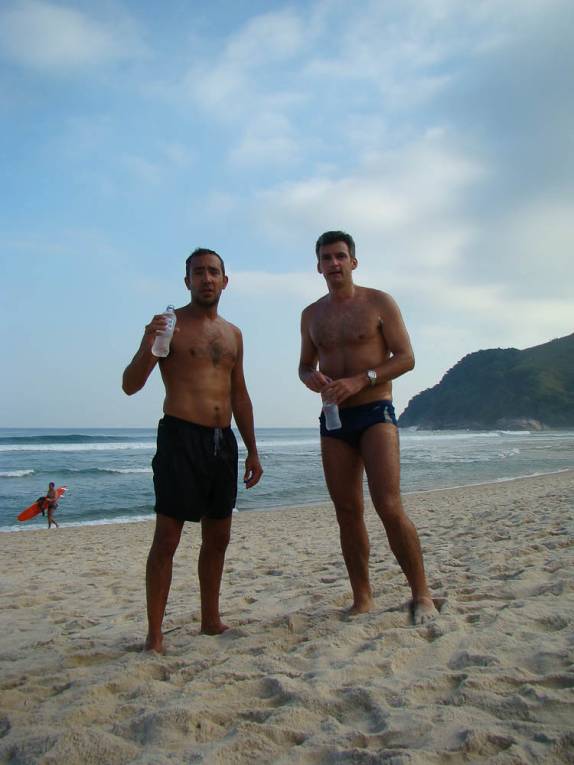 Depois da corrida nas areias de Maresias, com o Haroldo em São Sebastião - SP Depois da corrida nas areias de Maresias, com o Haroldo em São Sebastião - SP