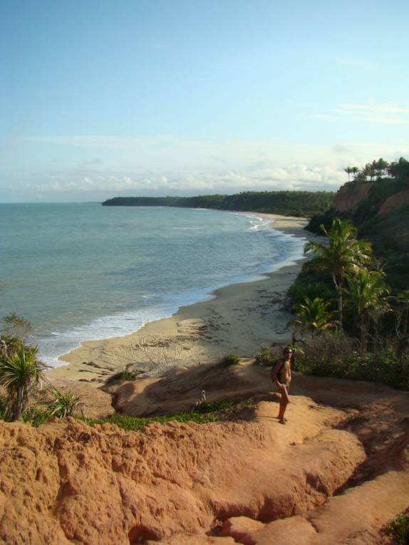 Descendo as falésias do Espelho, em Caraíva - BA Descendo as falésias do Espelho, em Caraíva - BA