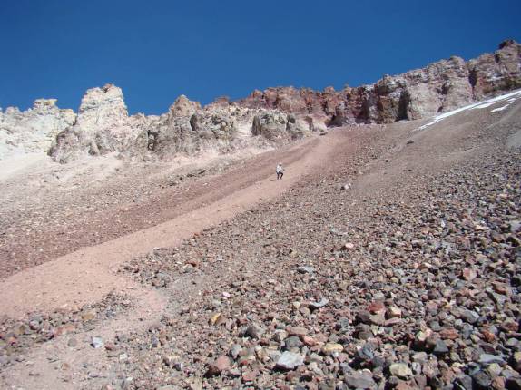 Descendo cuidadosamente por terreno solto em direção à boca do vulcão El Mistí, em Arequipa - Peru Descendo cuidadosamente por terreno solto em direção à boca do vulcão El Mistí, em Arequipa - Peru