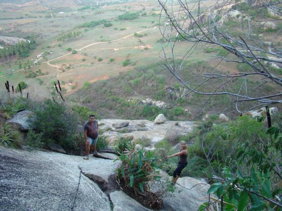 Descendo da Pedra da Boca, no Parque Estadual da Pedra da Boca, na Paraíba, fronteira com Passa e Fica - RN
