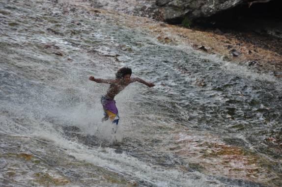 Descendo de pé o Escorregador do Ribeirão do Meio, em Lençóis, na Chapada Diamantina - BA