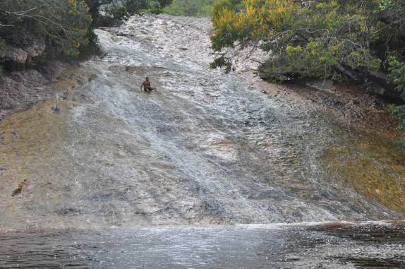 Descendo o Escorregador do Ribeirão do Meio, em Lençóis, na Chapada Diamantina - BA