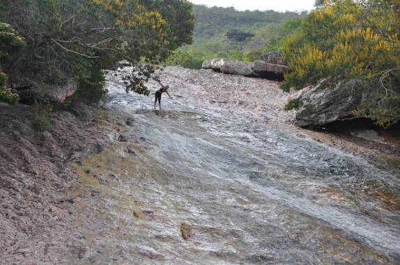Descendo o Escorregador do Ribeirão do Meio, em Lençóis, na Chapada Diamantina - BA