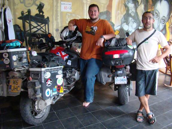 Despedida do James, inglês que viaja de moto do Alaska à Patagônia, em León, na Nicarágua