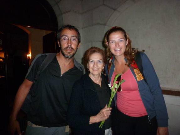 Despedindo-se da simpática e octagenária Margarita, dona da casa onde ficamos em Havana - Cuba Despedindo-se da simpática e octagenária Margarita, dona da casa onde ficamos em Havana - Cuba