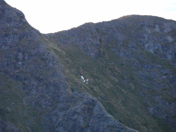 Destroços de avião na região da Pedra da Mina em Passa Quatro - MG Destroços de avião na região da Pedra da Mina em Passa Quatro - MG