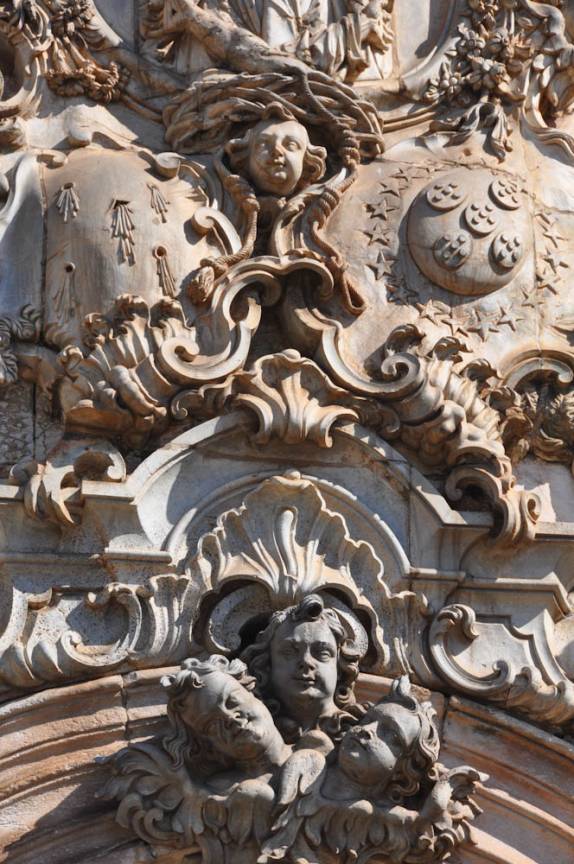 Detalhe da fachada da igraja de S. Francisco de Assis, obra de Aleijadinho, em Ouro Preto - MG