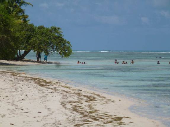 Dia de sol e de praia em Sainte-Anne, no litoral sul de Grande Terre, em Guadalupe Dia de sol e de praia em Sainte-Anne, no litoral sul de Grande Terre, em Guadalupe