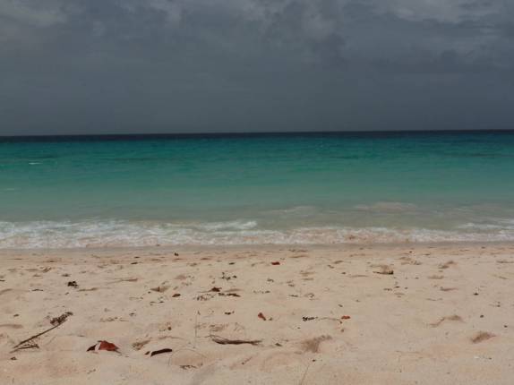Dia de sol e mar turquesa na praia de Dover, em Barbados Dia de sol e mar turquesa na praia de Dover, em Barbados