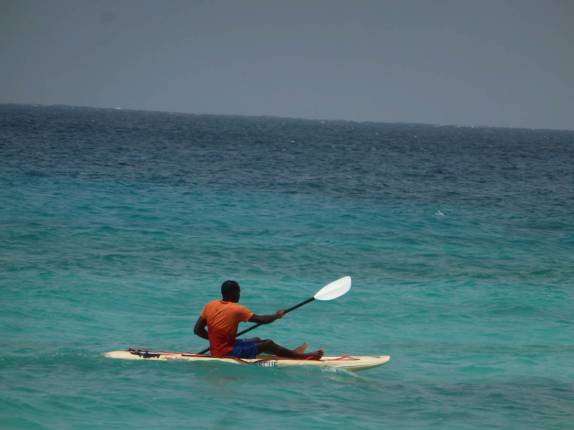 Dia de sol e mar turquesa na praia de Dover, em Barbados Dia de sol e mar turquesa na praia de Dover, em Barbados