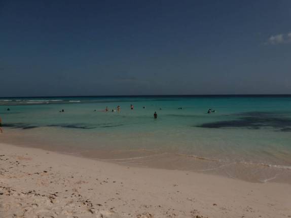 Dia de sol na praia tipicamente caribenha de Dover, na costa sul de Barbados, no Caribe Dia de sol na praia tipicamente caribenha de Dover, na costa sul de Barbados, no Caribe