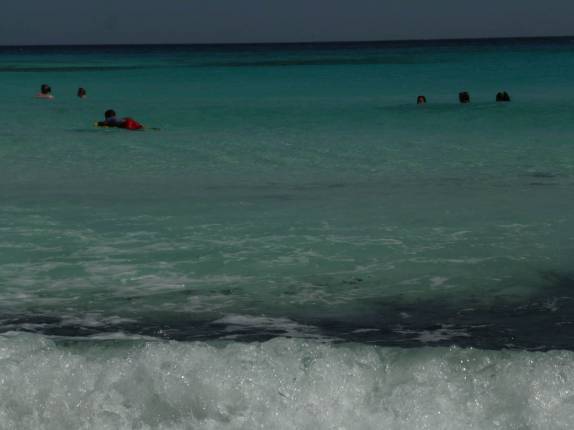 Dia de sol na praia tipicamente caribenha de Dover, na costa sul de Barbados, no Caribe