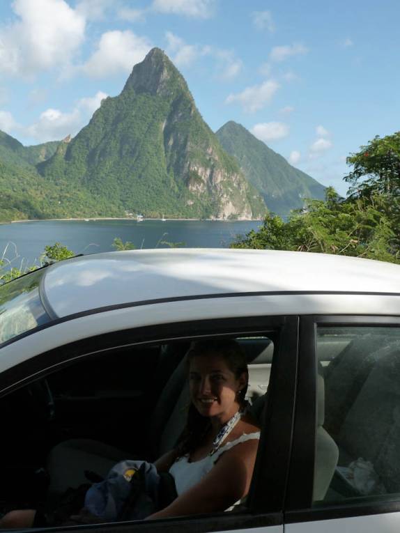 Dirigindo em Soufriere, região das montanhas Piton, no sul de Santa Lúcia, no Caribe Dirigindo em Soufriere, região das montanhas Piton, no sul de Santa Lúcia, no Caribe