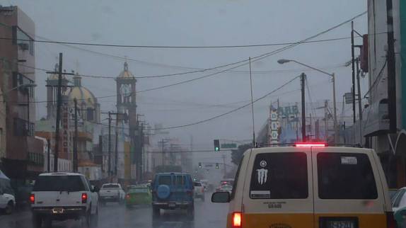 Dirigindo no centtro de Tijuana, na fronteira do México com os Estados Unidos