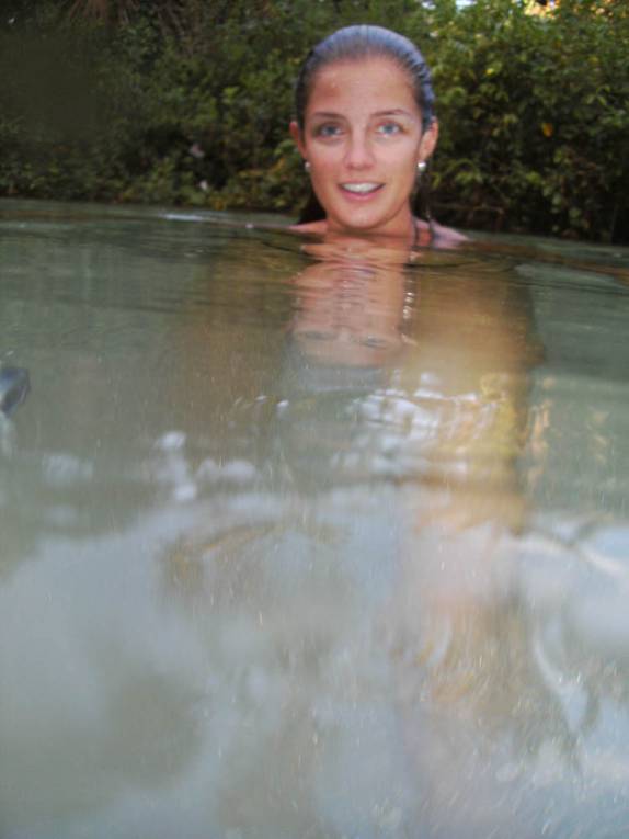 Divertindo-se no fervedouro Alecrim, em São Félix do Tocantins, região do Jalapão - TO