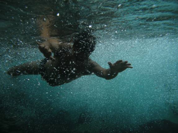 Divertindo-se no forte turbilhão da Cachoeira do Formiga, na região de Mateiros, no Jalapão - TO