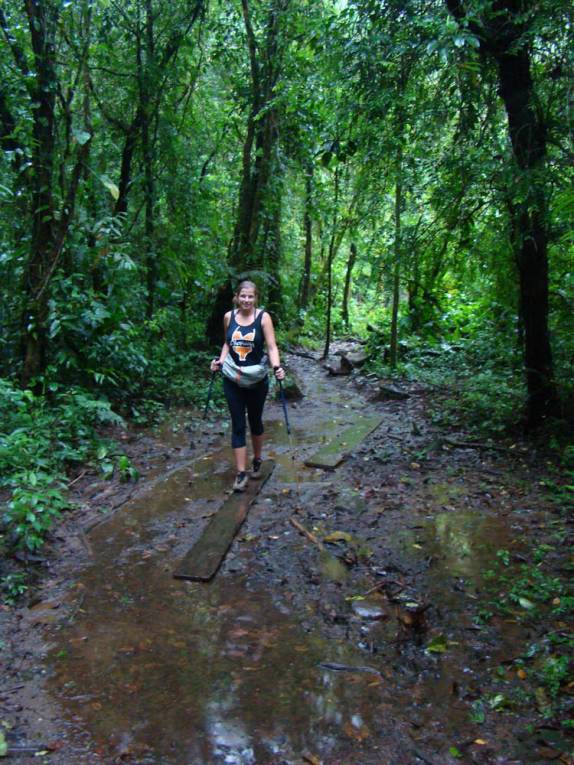Driblando o barro em trilha no Parque Nacional Tenorio, no norte da Costa Rica