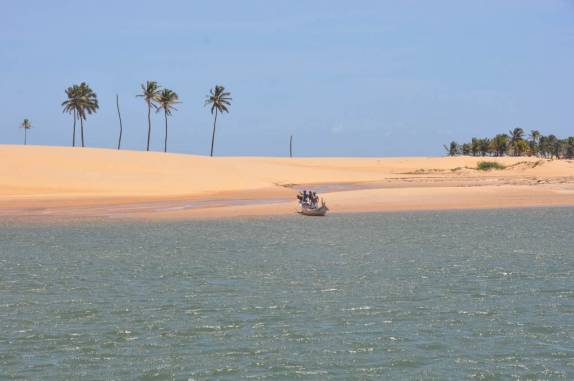 Dunas de areia na Foz do Rio São Francisco, divisa entre os estados de Alagoas e Sergipe (município de Piaçabuçu - AL) Dunas de areia na Foz do Rio São Francisco, divisa entre os estados de Alagoas e Sergipe (município de Piaçabuçu - AL)