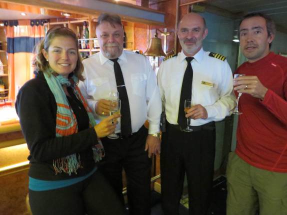 Durante coquetel, conhecendo o 1o e o 2o capitão do navio, no trecho entre Buenos Aires e as Ilhas Malvinas Durante coquetel, conhecendo o 1o e o 2o capitão do navio, no trecho entre Buenos Aires e as Ilhas Malvinas