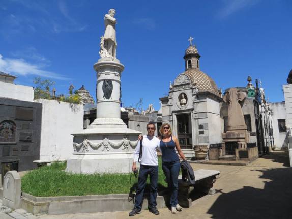 Em dia de sol, visitando o cemitério da Recoleta, em Buenos Aires, na Argentina Em dia de sol, visitando o cemitério da Recoleta, em Buenos Aires, na Argentina