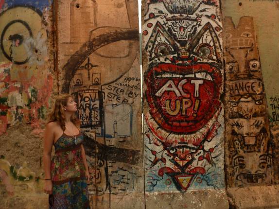 Em frente {a pedaços do Muro de Berlin, no Museu da Imprensa, em Washington, nos EUA Em frente {a pedaços do Muro de Berlin, no Museu da Imprensa, em Washington, nos EUA