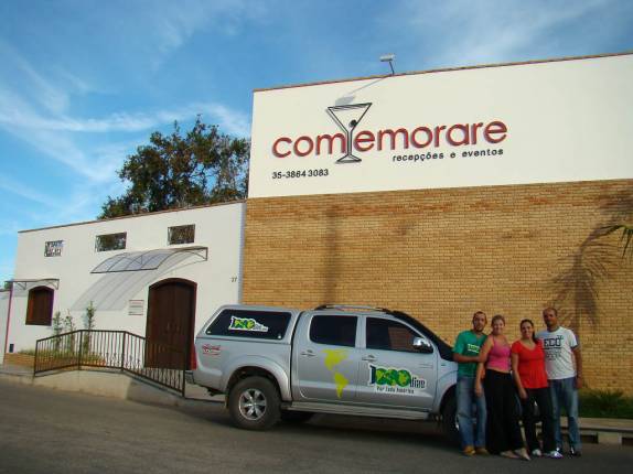 Em frente à casa de festas do Aroldo e Ana Elisa em Perdões - MG Em frente à casa de festas do Aroldo e Ana Elisa em Perdões - MG