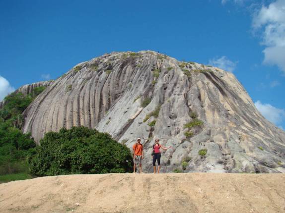 Em frente à Pedra do Lagarto com o Julio, nosso guia montanhista na região de Passa e Fica - RN Em frente à Pedra do Lagarto com o Julio, nosso guia montanhista na região de Passa e Fica - RN