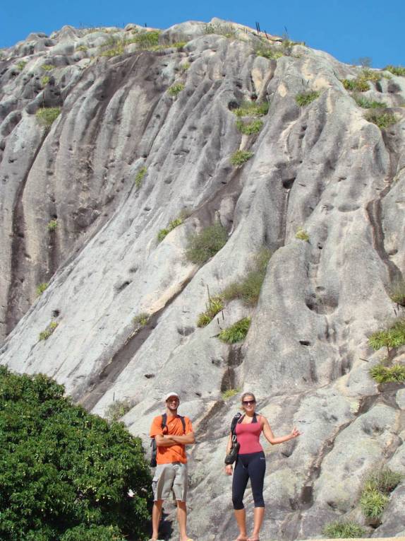 Em frente à Pedra do Lagarto com o Julio, nosso guia montanhista na região de Passa e Fica - RN