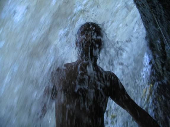 Embaixo da Cachoeira do Demé, em Tremembé, na Península do Maraú - BA Embaixo da Cachoeira do Demé, em Tremembé, na Península do Maraú - BA