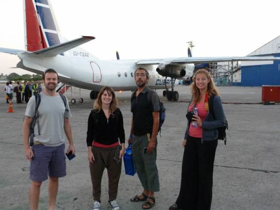 Embarcando no avião que nos levaria de Havana à Nueva Gerona, na Isla de la Juvendud, em Cuba Embarcando no avião que nos levaria de Havana à Nueva Gerona, na Isla de la Juvendud, em Cuba