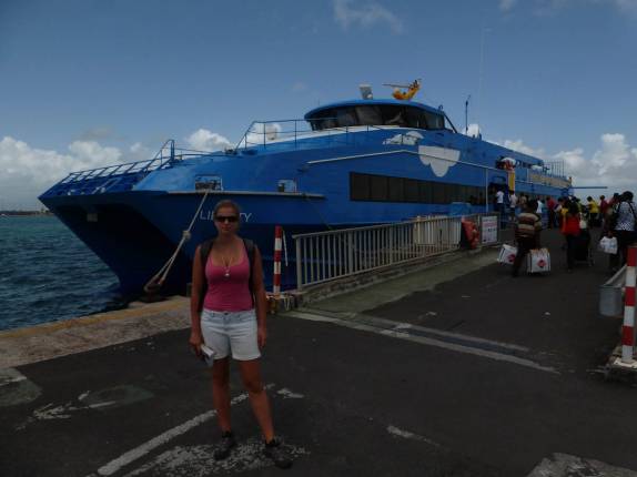Embarcando no moderno barco que faz o percurso entre Guadalupe e Dominica